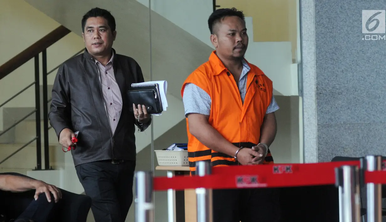 Penyuap Bupati Pakpak Bharat, Rizal Efendi Padang (rompi oranye) usai menjalani pemeriksaan di gedung KPK, Jakarta, Senin (28/1). Berkas perkara penyidikan Rizal Efendi Padang telah P21 dan siap dilimpahkan ke pengadilan. (Merdeka.com/Dwi Narwoko)