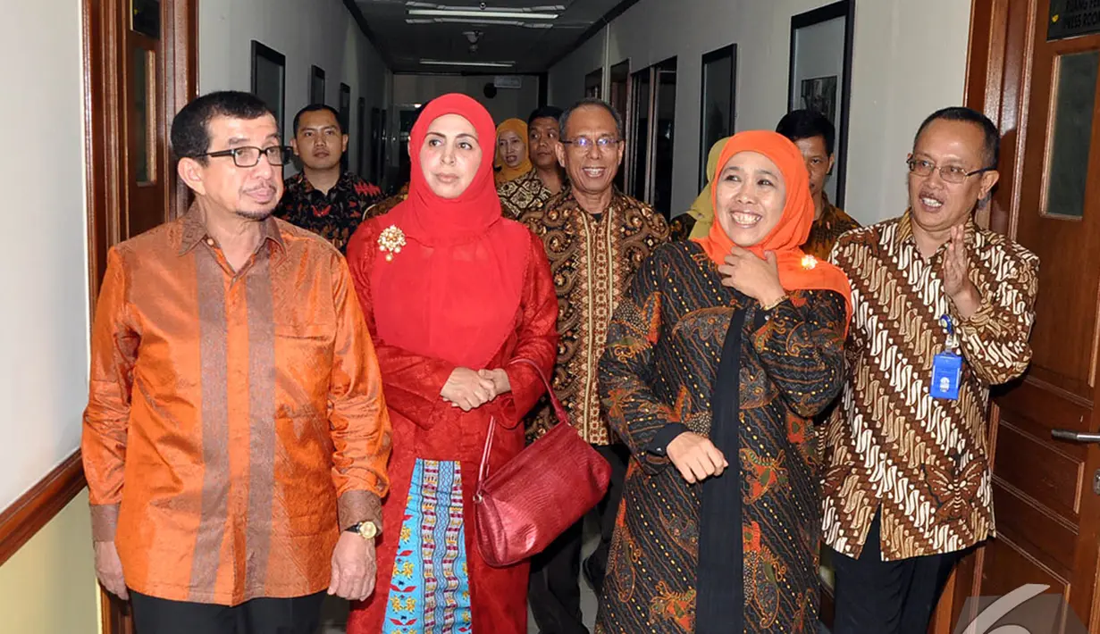 Mantan Menteri Sosial Salim Segaf Al Jufri mengantarkan Khofifah Indar Parawansa berkeliling melihat ruang yang ada di Gedung Kementerian Sosial, Jakarta, Selasa (28/10/2014). (Liputan6.com/Miftahul Hayat)