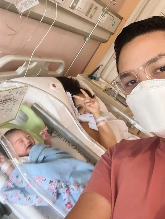 Hetty Koesendang terima cucu pertama (Instagram/afifahyusuf)