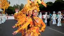 Peserta berpose saat mengikuti karnaval tahunan yang disebut " Alegria por la Vida " di Managua , Nikaragua 7 Mei 2016. Dengan tampilan yang meriah, Pesera menunjukkan tarian asli dari daerah mereka masing-masing. (REUTERS / Oswaldo Rivas)
