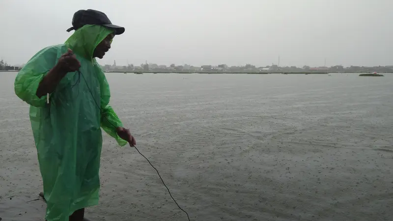 Hujan Lebat, Warga Makassar Mendadak Panen Ikan Mujair