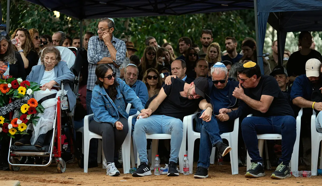 Ketiga sandera ini termasuk di antara lebih dari 240 orang yang diculik dalam serangan Hamas ke Israel pada 7 Oktober lalu. Serangan tersebut menewaskan sekitar 1.200 orang, sebagian besar warga sipil. (AP Photo/Ohad Zwigenberg)