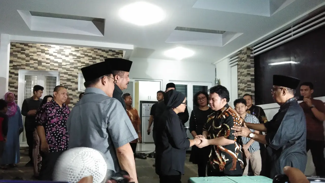 Menteri Luar Negeri Retno LP Marsudi melayat ke kediaman keluarga Kepala Pusdatin BNPB Sutopo Purwo Nugroho di Cimanggis, Depok. (Liputan6.com/Ady Anugrahadi)