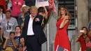 Presiden AS, Donald Trump bersama sang istri, Melania Trump saat menghadiri acara "Make America Great Again Rally" di Melbourne, Florida, (18/2). Donald Trump terlihat mesra dengan sang istri saat pertemuan tersebut. (Joe Raedle / Getty Images / AFP)
