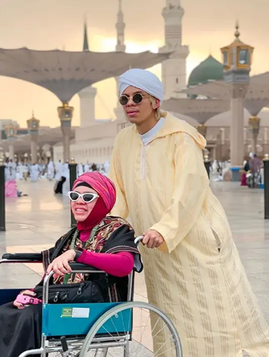 Potret Atta Halilintar sedang mendorong kursi roda sang ibunda. dituliskan melalui akun instagram pribadinya bahwa kaki sang ibunda sedang sakit.  (Liputan6.com/IG/attahalilintar)