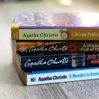 Ilustrasi buku tumpuk/https://www.shutterstock.com/jelena990