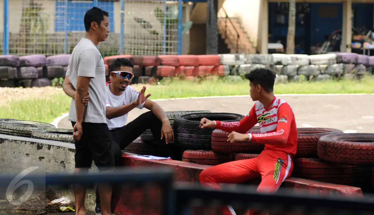 M Fadli Imammudin memberikan teknik balap pada anak didiknya di Sentul Internasional Karting Sirkuit, Bogor, Rabu (23/2). Hari-hari M. Fadli pun tetap sibuk, mengajar para pebalap junior salah satunya. (Liputan6.com/Helmi Fithriansyah)