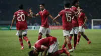 Meski tak lolos ke semifinal Piala AFF U-19 2022, penampilan Timnas Indonesia terbilang mengagumkan. Garuda Muda tercatat memiliki jumlah gol terbanyak di Grup A, yaitu 17 gol dan hanya kebobolan dua kali saja. Berikut ini deretan Pemain Timnas Indonesia U-19 yang sukses menyumbang gol di fase grup Piala AFF U-19 2022. (Bola.com/Bagaskara Lazuardi)