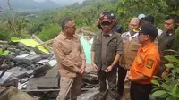 Kepala BNPB Letnan TNI Suharyanto bersama Pemda Kabupaten Sukabumi saat tinjau lokasi retakan tanah di Kampung Tegalkaso Desa Bencoy Kabupaten Sukabumi (Liputan6.com/Fira Syahrin).