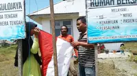 Bendera Merah Putih yang lusuh dan robek di Pos Kesehatan dan Rumah Bersalin, Desa Kulo Jaya, Weda Tengah, Halmahera Tengah, Maluku Utara. (Liputan6.com/Hairil Hiar)