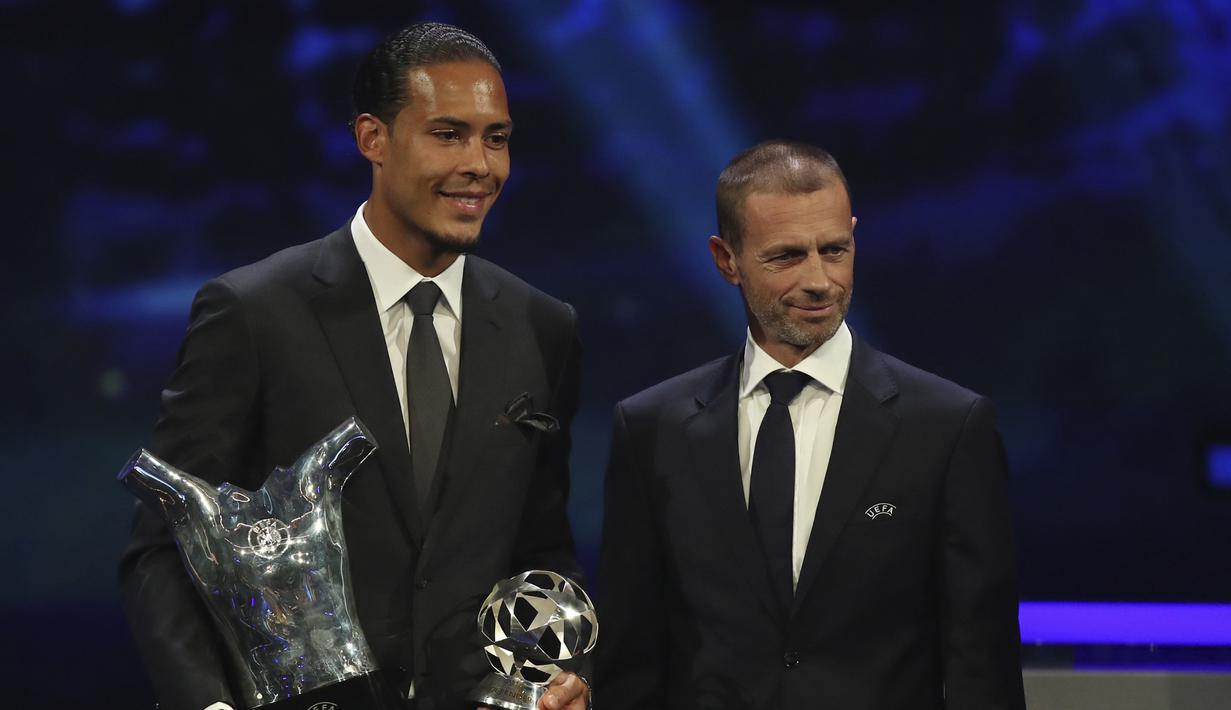 Virgil van Dijk. Bek tengah Belanda ini meraih trofi pemain terbaik Eropa pada musim 2018/2019 usai membawa Liverpool menjuarai Liga Champions dan runner-up Liga Inggris. Trofi Ballon d'Or 2019 diraih Lionel Messi usai mengungguli dirinya dan Cristiano Ronaldo. (AP/Daniel Cole)