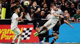 Pemain Argentina Nicolas Tagliafico (dua kanan) menyundul bola melewati Raul Jimenez (dua kiri) dalam laga persahabatan di Alamodome, San Antonio, Texas, Amerika Serikat, Selasa (10/9/2019). Argentina menang 4-0 atas hattrick Lautaro Martinez. (AP Photo/Eric Gay)