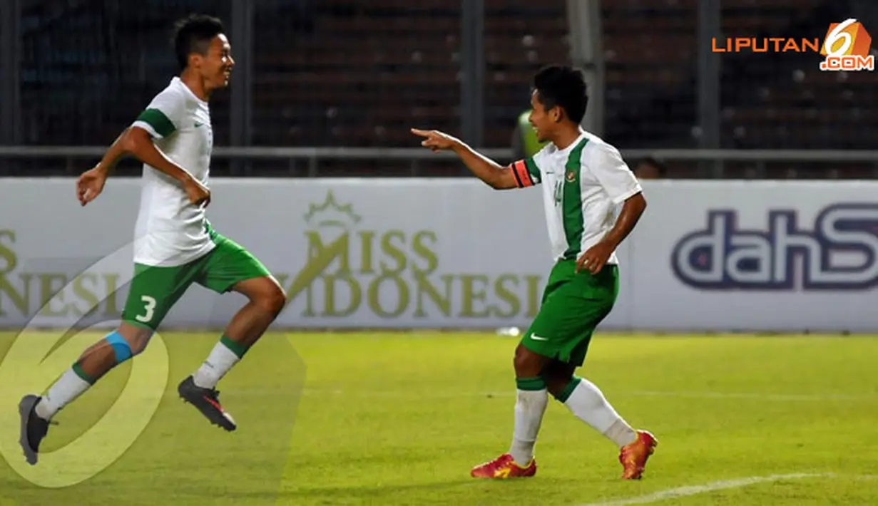 Andik Vermansyah menunjuk Dendi Santoso usai mencetak gol ke gawang Papua Nugini (Liputan6.com/Helmi Fithriansyah)