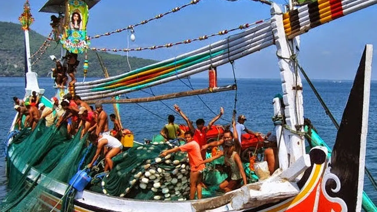 Para nelayan di Muncar menyanyi Cacha'an sembari menarik jaring di tengah laut.(Istimewa)
