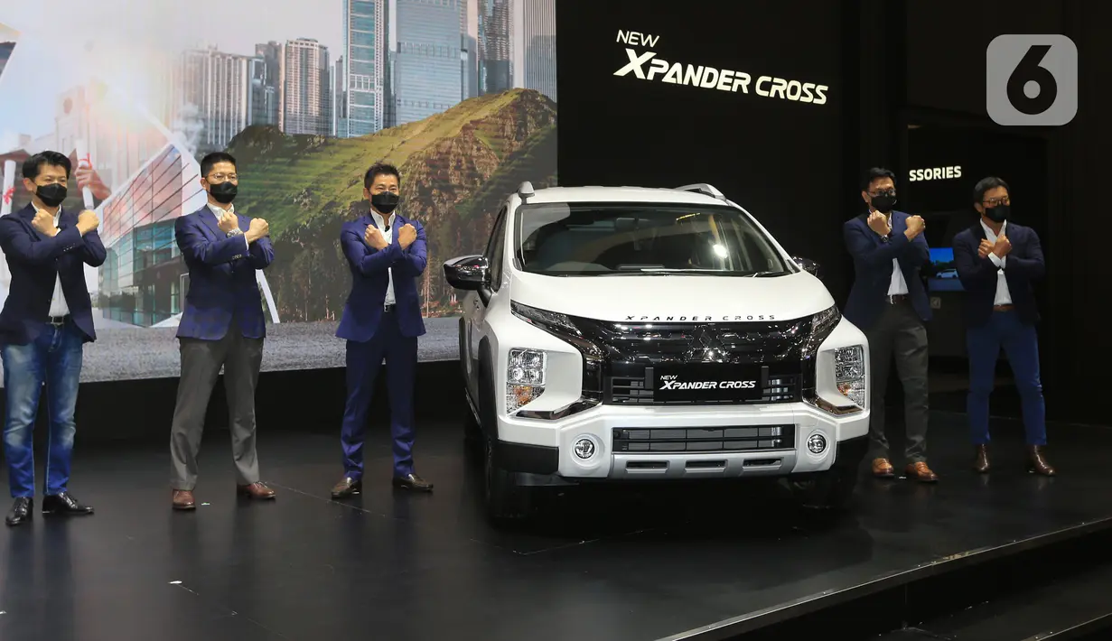 Jajaran Direksi PT Mitsubishi Motors Krama Yudha Sales Indonesia (MMKSI) berfoto disamping mobil New Xpander Cross pada pameran GIIAS 2021 di ICE BSD, Serpong Tangerang, Kamis (11/11/2021). New Xpander dan New Xpander Cross hadir dengan tagline “Be the Life Xpander” (Liputan6.com/HO/Mitsubishi)
