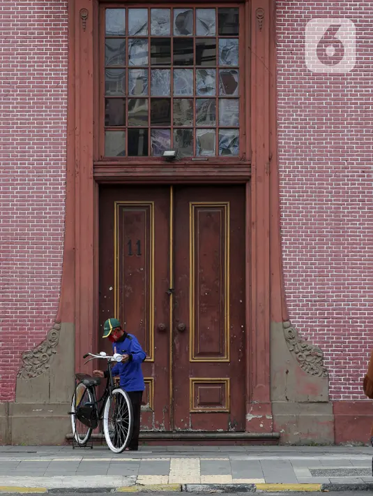 Ojek sepeda menunggu penumpang di sekitaran Jalan Kali Besar Barat kawasan Kota Tua, Jakarta, Minggu (19/9/2021). Meski Jakarta masih dalam masa PPKM level 3, kawasan ini mulai ramai dikunjungi warga untuk berwisata atau sekedar berfoto. (Liputan6.com/Helmi Fithriansyah)