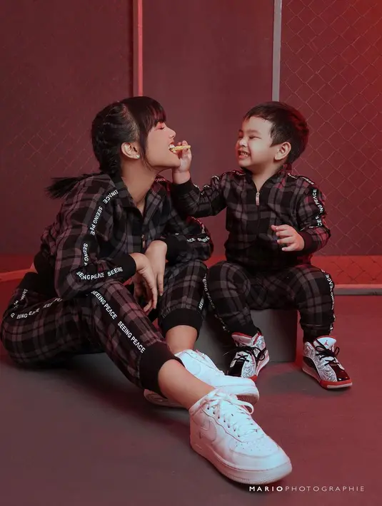 Lakoni pemotretan bersama Mario Photography, begini gaya kompak Fuji dan Gala dengan plaid jumpsuit warna cokelat senada. [@fuji_an]