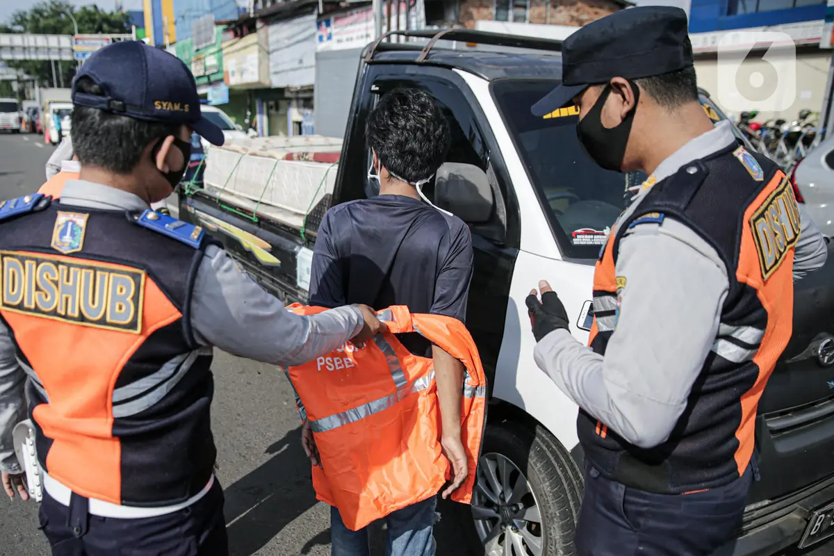 FOTO: Sanksi Sosial Bagi Pelanggar PSBB Jakarta