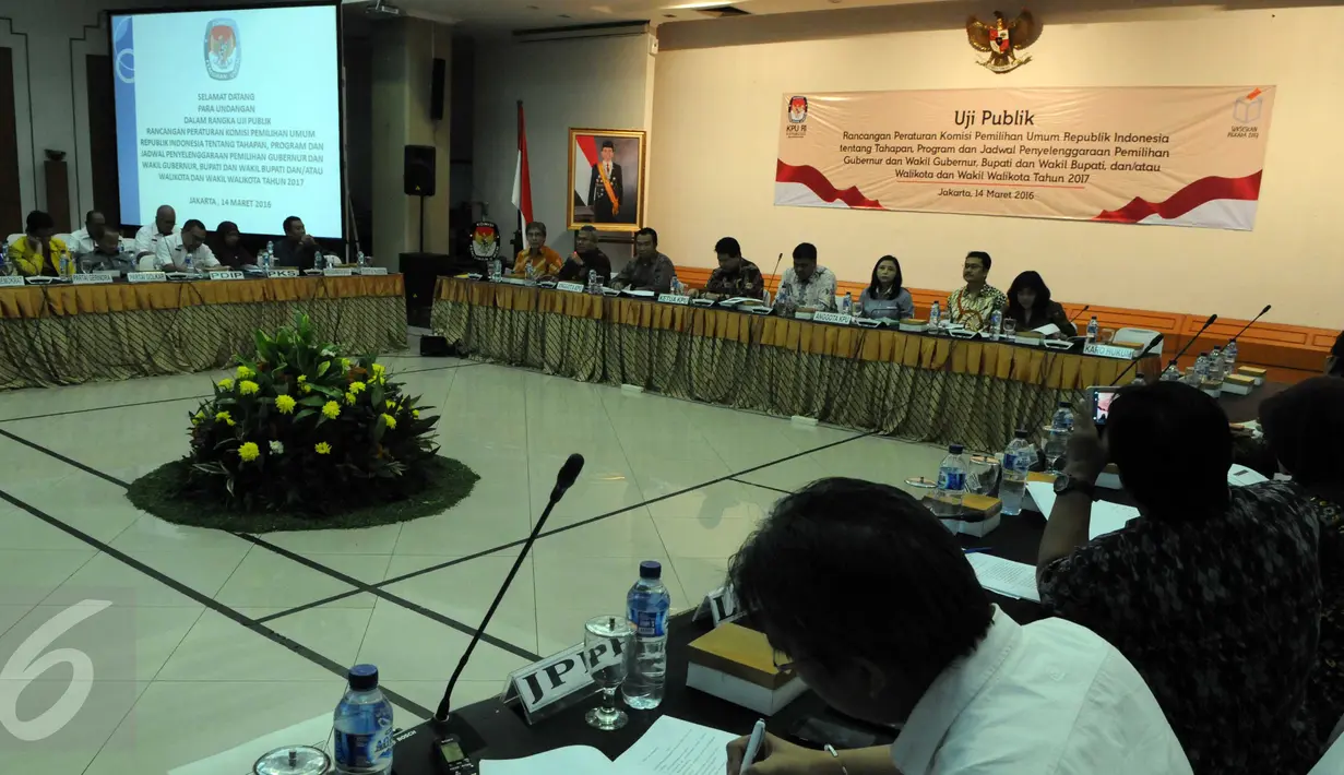 Suasan diskusi KPU di Jakarta, (14/3).Diskusi ini merancang peraturan komisi pemilihan umum RI tentang tahapan, Program dan jadwal penyelenggaraan pemilihan kepala daerah tahun 2017. (Liputan6.com/Helmi Afandi)