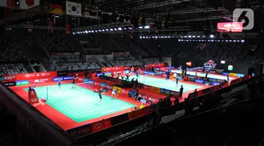 Suasana sesi latihan atlet bulu tangkis pada turnamen Indonesia Open 2023 di gedung Istora Senayan, Jakarta, Senin (12/6/2023). (merdeka.com/imam buhori)