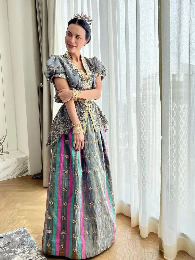 Potret Anggun Sophia Latjuba dalam Balutan Busana Adat Bugis di Pernikahan Eva Celia dan Demas Narawangsa