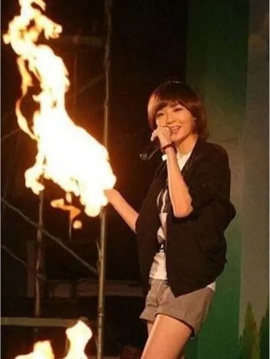 Wah Kang Minkyung ternyata pengendali api. Di foto ini, Kang Minkyung terlihat seperti memegang api saat sedang bernyanyi. (Foto: koreaboo.com)