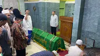 Eks Menteri ATR/BPN Ferry Mursyidan Baldan disalatkan pada pukul 18.15 Wib pada Jumat (2/12/2022) di Masjid Al-Abraar, Palmerah, Jakarta Barat. (Dok. Merdeka.com)