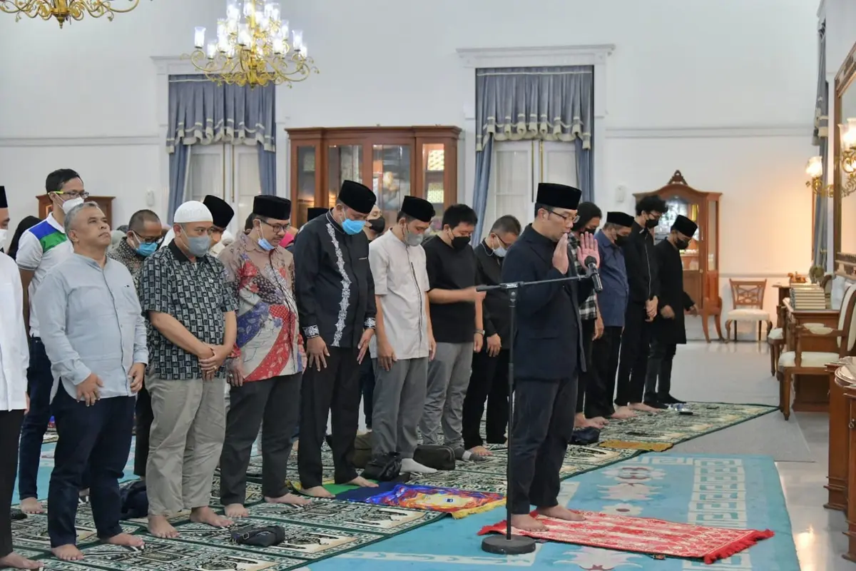 Warga Rela Antre Sampaikan Bela Sungkawa untuk Keluarga Ridwan Kamil