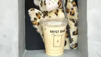 Boneka tangan melayani pelanggan di Myst.Bar. (dok. Instagram @kokocicikuliner/ https://www.instagram.com/p/CKIn7ZJhqLR/?igshid=10z0ubheymso5/Melia Setiawati)