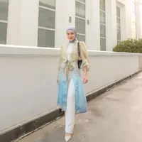 Untuk tampilan lebih berwarna, gaya Melody Prima dengan outer organza, dipadukan dengan inner putih, dan celana kulot warna senada bisa jadi pilihan.  (Instagram/melodyprima).