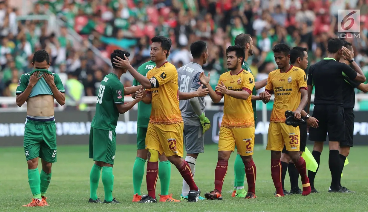 Pemain Sriwijaya FC dan Pemain PSMS Medan saling mengucapkan selamat usai pertandingan perebutan juara ketiga Piala Presiden di Stadion Gelora Bung Karno, Jakarta, Sabtu (17/2). Sriwijaya FC unggul 4-0. (Liputan6.com/Arya Manggala)