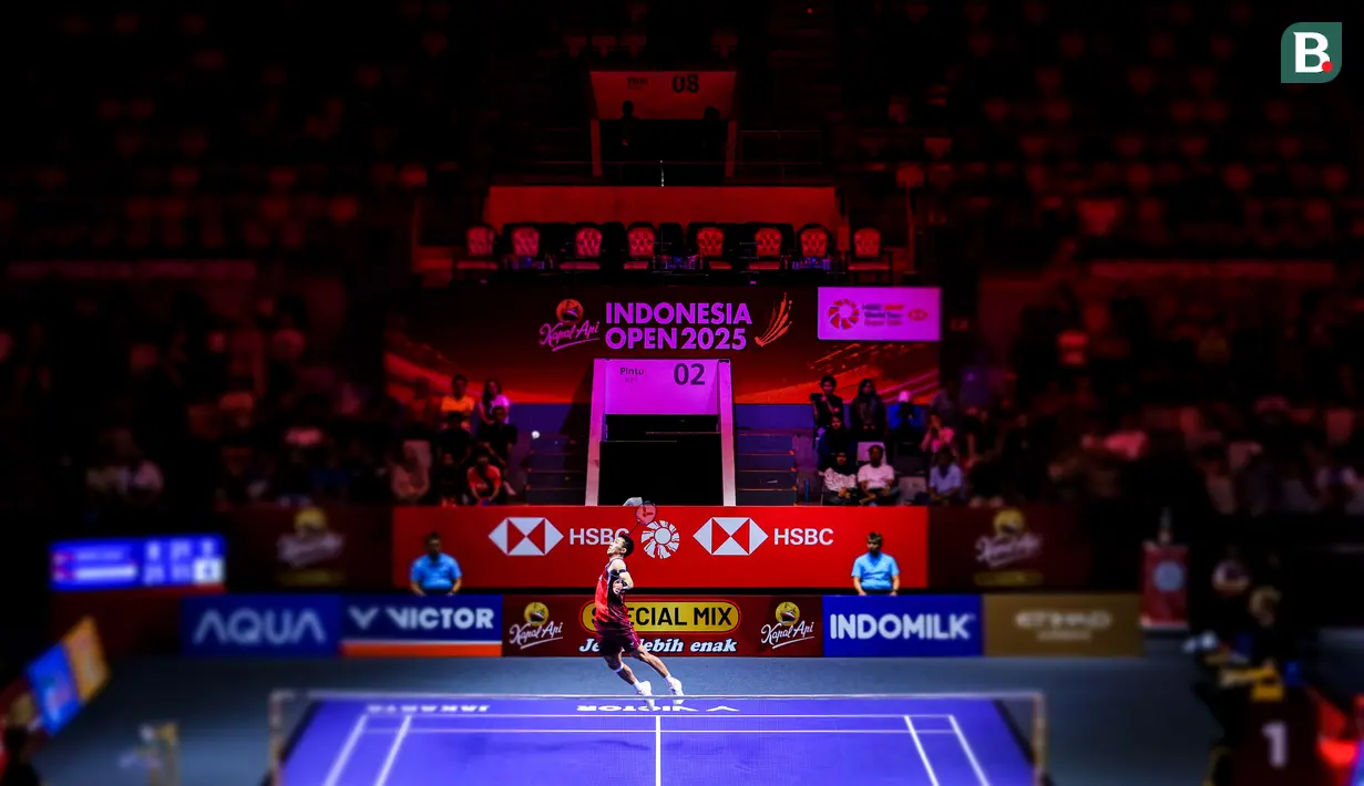 Pebulu tangkis tunggal putra Indonesia, Jonatan Christie melakukan smash ke arah wakil Singapura, Jia Heng Jason Teh dalam laga 32 besar Indonesia Open 2025 di Istora Senayan, Jakarta, Selasa (03/06/2025). (Bola.com/Bagaskara Lazuardi)