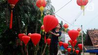 Lampion-lampion dipasang warga di Kampung Haji Bona, Depok, Jawa Barat, Kamis (19/1/2023). Perayaan tahun baru Imlek dimulai pada hari pertama penanggalan Tionghoa yaitu tanggal 22 Januari 2023 dan berakhir pada Cap Go Meh. (merdeka.com/Arie Basuki)