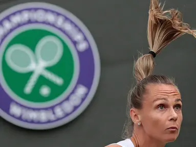 Gaya rambut petenis Slovakia, Magdalena Rybarikova saat melawan Coco Vandeweghe pada perempat final tunggal putri Wimbledon 2017 di The All England Lawn Tennis Club, London, (11/7/2017). (AFP/Daniel Leal-Olivas)