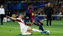 Pemain Olympiakos, Costinha (bawah), berusaha menghentikan pemain Barcelona, Alejandro Balde, dalam pertandingan fase pembuka Liga Champions antara Barcelona dan Olympiakos di Barcelona, Spanyol, Selasa, 21 Oktober 2025. (AP Photo/Joan Monfort)&nbsp;&nbsp;&nbsp;