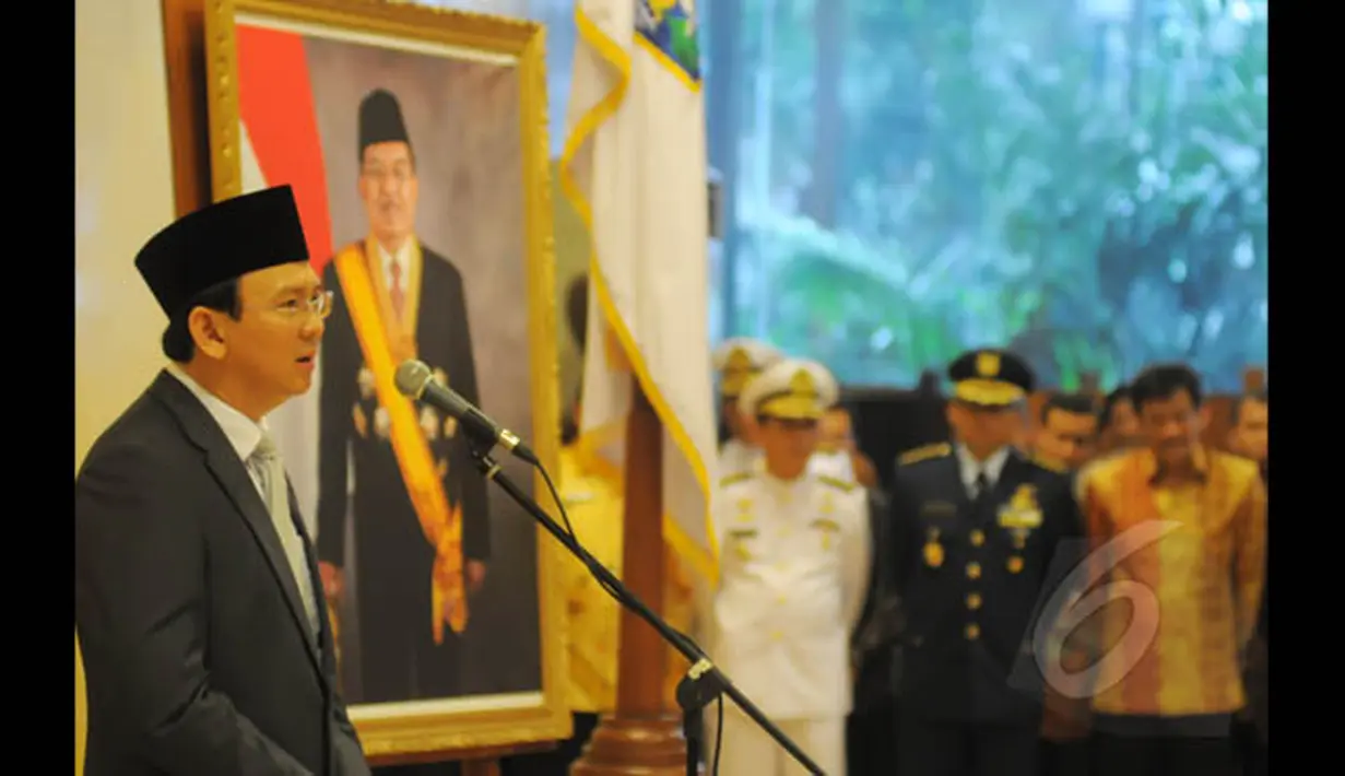 Gubernur DKI Jakarta Basuki Tjahaja Purnama saat memberikan sambutan pada pelantikan 701 pejabat eselon di lingkungan Pemerintah Provinsi (Pemprov) DKI di aula Gedung Blok G, kompleks Balai Kota, Kamis (22/1/2015). (Liputan6.com/Herman Zakharia)