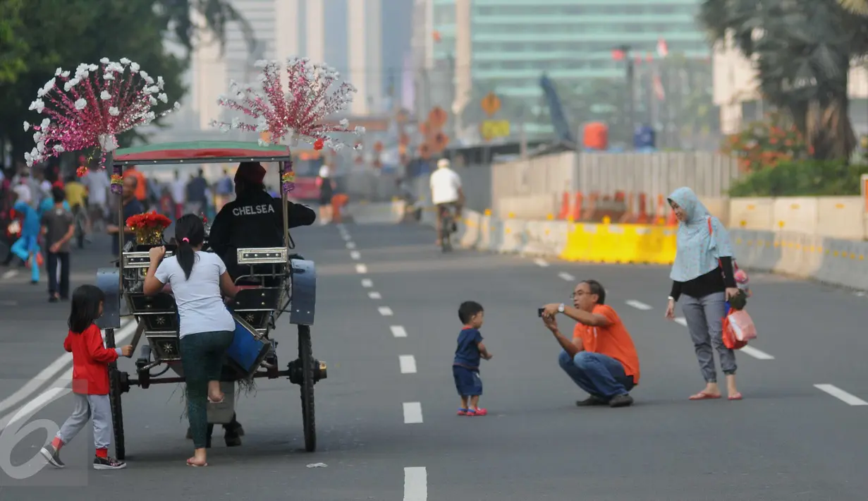 Delman saat melintasi Kawasan Bundaran HI ketika pelaksanaan Car Free Day di Jakarta, Minggu (26/6). Petugas Dinas Perhubungan DKI Jakarta melarang pengendara delman melintasi Kawasan Bundaran HI. (Liputan6.com/Gempur M Surya)