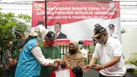 Kemensos bagikan bansos presiden tahap pertama di Tangsel. (Liputan6.com/Pramita Tristiawati)