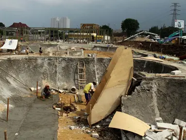 Pekerja menyelesaikan pembangunan taman kota bekas kawasan lokalisasi Kalijodo, Jakarta Barat, Kamis (13/10). Di lahan itu, Pemprov DKI akan membangun taman, skate park dan Ruang Publik Terpadu Ramah Anak (RPTRA). (Liputan6.com/Gempur M Surya)