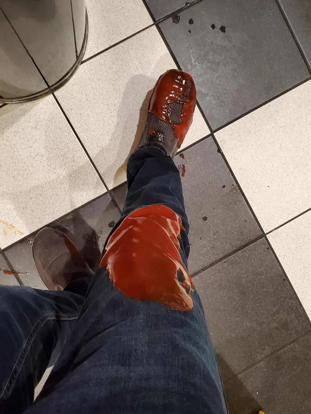 10 Potret Orang Apes Pakai Saus dan Sambal Ini Bikin Kasihan