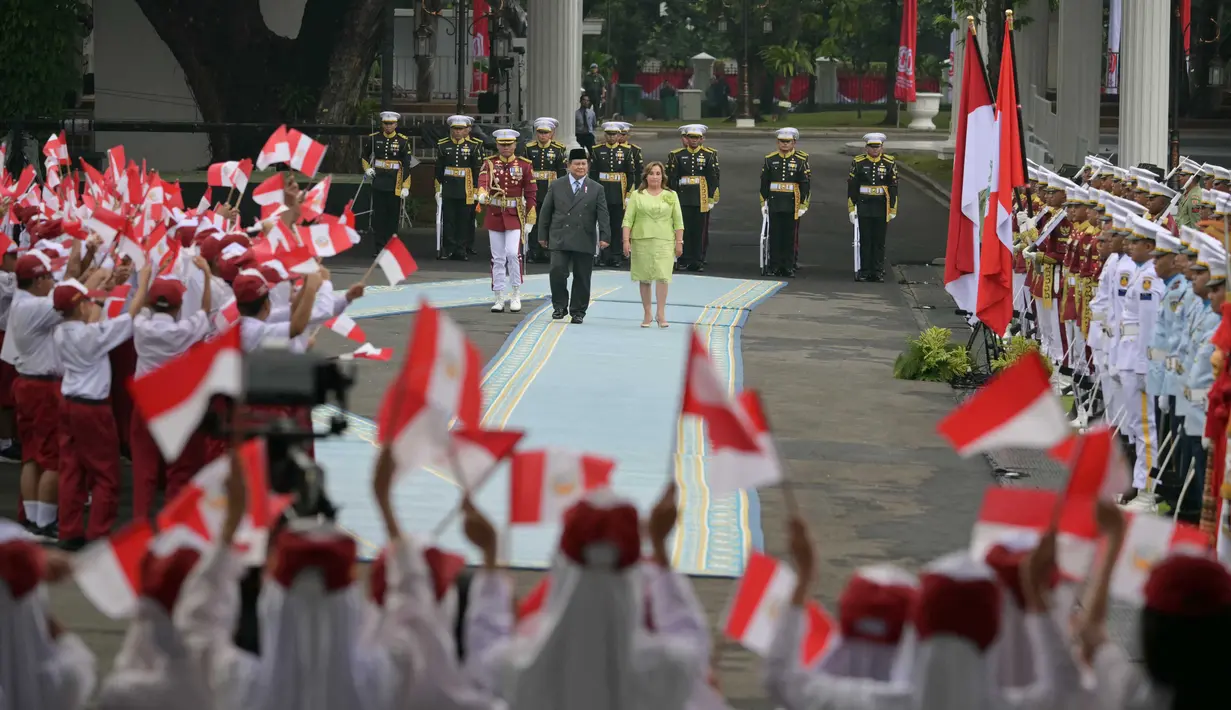 Presiden Prabowo Subianto menerima kunjungan kenegaraan Presiden Peru Dina Ercilia Boluarte Zegarra, di Istana Merdeka, Jakarta, Senin (11/8/2025). Ini merupakan kunjungan balasan dari lawatan Prabowo ke Peru pada November 2024 lalu. (Bay ISMOYO/AFP)