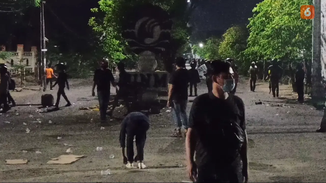 Demo penolakan UU Cipta Kerja berujung bentrok di Makassar (Liputan6.com/Fauzan)