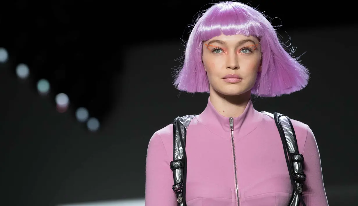 Ekspresi Gigi Hadid saat memperagakan koleksi Fall/Winter 2018 dari Jeremy Scott dalam New York Fashion Week, AS (8/2). Supermodel berusia 22 tahun ini tampil cantik dengan wig berwarna pink. (AP Photo/Mary Altaffer)