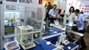 Pengunjung melihat produk yang di pamerankan dalam ajang pameran niaga bahan baku farmasi dan pangan fungsional terkemuka se-Asia Tenggara di JIEXPO, Jakarta, Rabu (22/3). (Liputan6.com/Angga Yuniar)