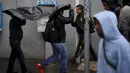 Warga Meksiko melindungi diri dari hujan di luar stasiun bus di Guadalajara, Jumat (23/10). Badai Patricia, salah satu badai terkuat sepanjang sejarah, menyerang pantai pasifik Meksiko.  (REUTERS/Edgard Garrido)