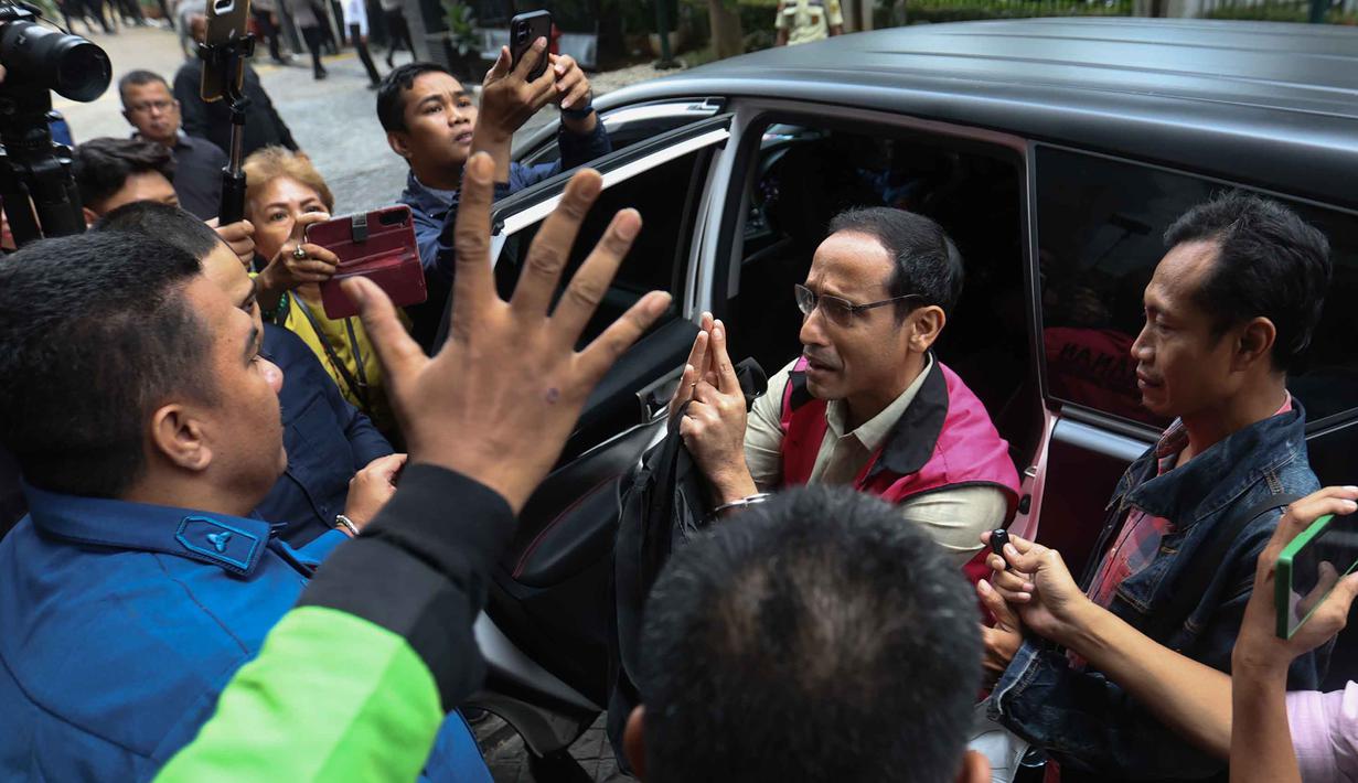 Mantan Menteri Pendidikan, Kebudayaan, Riset, dan Teknologi (Mendikbudristek), Nadiem Anwar Makarim (kanan) saat meninggalkan gedung Pengadilan Tindak Pidana Korupsi (Tipikor) usai menghadiri sidang lanjutan terkait kasus dugaan korupsi pengadaan laptop berbasis Chromebook, Jakarta, Kamis (8/1/2026). (Kapanlagi.com/Budy Santoso)