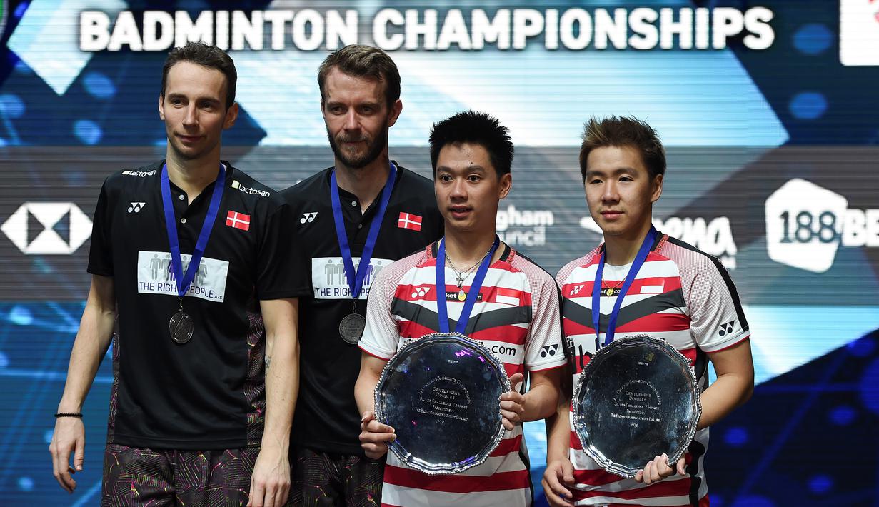 Ganda putra Indonesia, Kevin Sanjaya dan Marcus Gideon meraih gelar All England di Birmingham, Minggu (18/3/2018). Mereka juara setelah mengalahkan Mathias Boe dan Carsten Mogensen dengan skor 21-18, 21-17. (AFP/Paul Ellis)