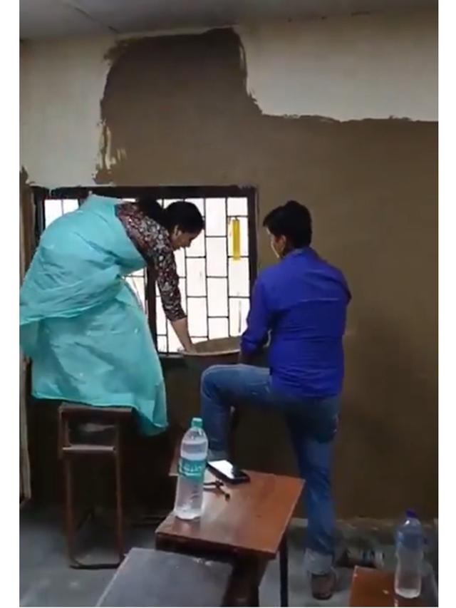 Viral Dosen di Delhi Plester Tembok Pakai Kotoran Sapi, Ketahui Manfaatnya