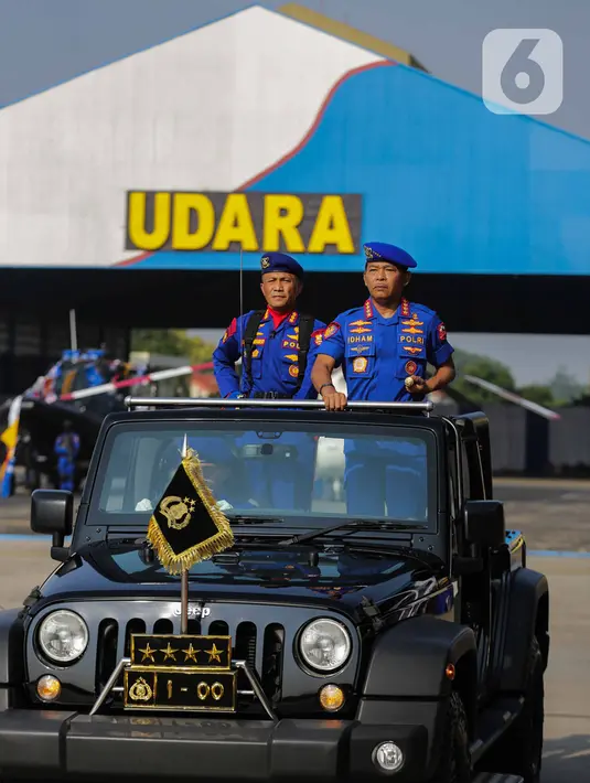 Kapolri Jenderal Idham Azis mengecek pasukan saat upacara HUT ke-69 Polairud di Mako Polairud, Pondok Cabe, Tangerang, Banten, Rabu (4/12/2019). HUT bertema 'SDM Unggul dengan Almatsus Modern, Korpolairud Baharkam Polri Siap Menjaga Stabilitas Keamanan Dalam Negeri'. (Liputan6.com/Faizal Fanani)