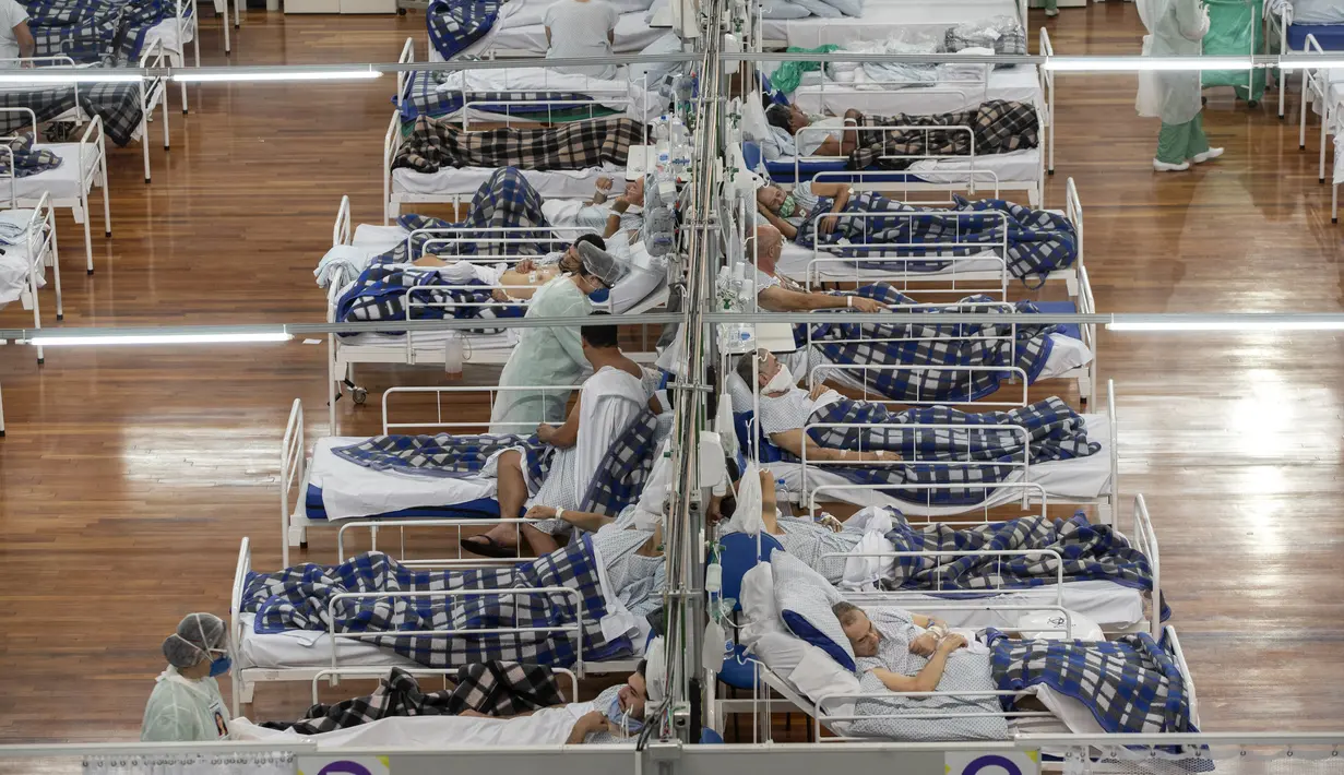 Pasien COVID-19 berbaring di ranjang rumah sakit lapangan dalam gym di Santo Andre, Sao Paulo, Brasil, Selasa (9/6/2020). Hingga 10 Juni 2020, kasus positif COVID-19 di Brasil sebanyak 742 ribu orang, 325 ribu sembuh, dan 38 ribu meninggal dunia. (AP Photo/Andre Penner)